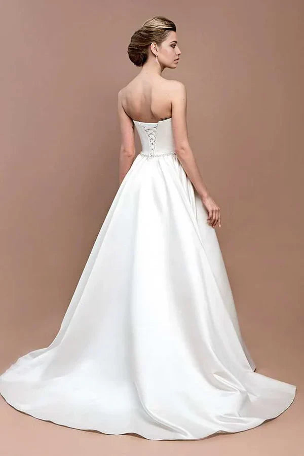 Vestido de novia de satén con encaje, joya, espalda corsé y cordones, corte A